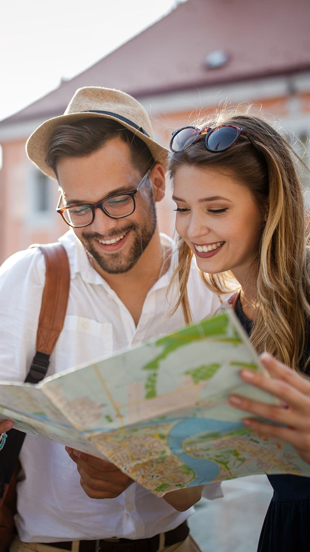 Turistas e viajantes que querem conhecer o mundo